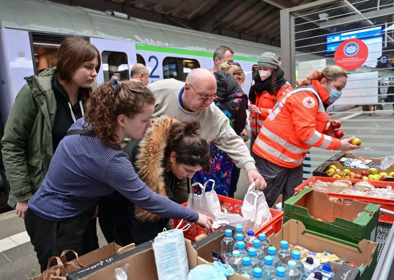 Flüchtlinge aus der Ukraine werden am Bahnhof in Frankfurt/Oder mit Lebensmitteln versorgt Foto: picture alliance/dpa/dpa-Zentralbild | Patrick Pleul