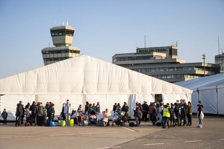 Flüchtlinge aus der Ukraine erreichen das Ankunftszentrum im ehemaligen Berliner Flughafen Tegel: Chaos mit Ansage Foto: picture alliance/dpa | Christophe Gateau