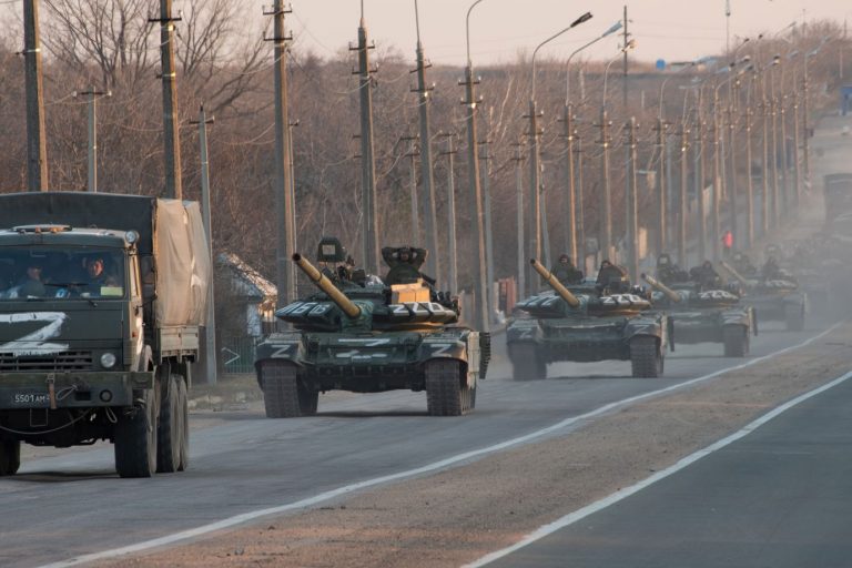 Russische Panzer auf dem Weg zur Front: Rußland treibt die Ukraine zum Westen Foto: picture alliance / ZUMAPRESS.com | Maximilian Clarke