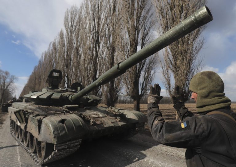 Ukrainische Soldaten mit erbeutetem russischen Panzer bei Kiew: Der Kampf um die Hauptstadt der Ukraine geht weiter Foto: picture alliance / EPA | Stringer