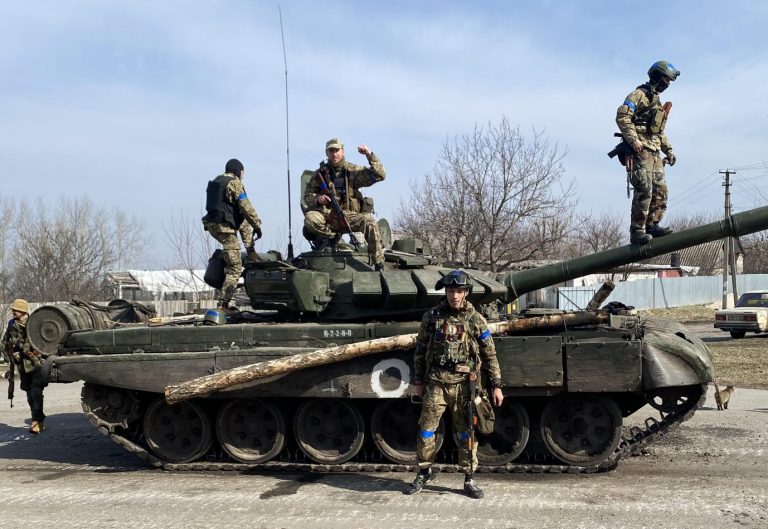 Ukrainische Soldaten mit zurückgelassenem russischen Panzer bei Kiew: Moskau zieht seine Truppen zurück Foto: picture alliance / dmg media Licensing | Jamie Wiseman