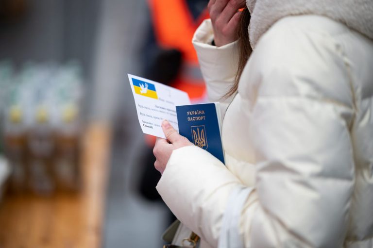 Ukrainerin mit Pass in Hamburg: Viele werden nicht registriert Foto: picture alliance/dpa | Daniel Reinhardt