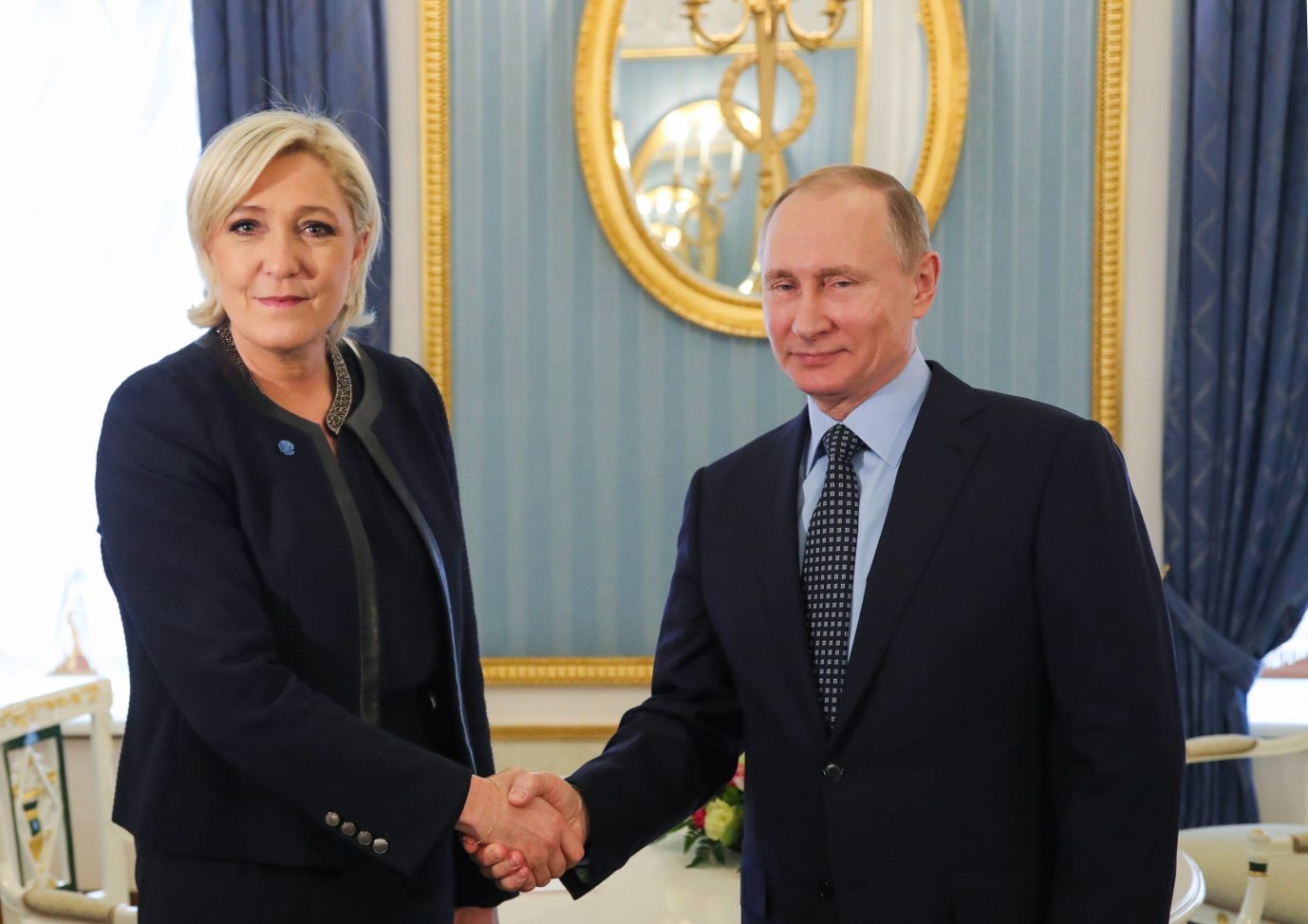 Frankreichs Präsidentschaftskandidatin Marine Le Pen schüttelt Wladimir Putin die Hand: Seit seinem Einmarsch in die Ukraine distanziert sie sich von dem Kremlchef