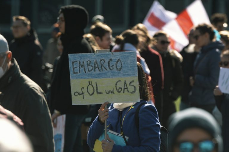 Seit um Gas-Embargo: Demonstranten in Düsseldorf