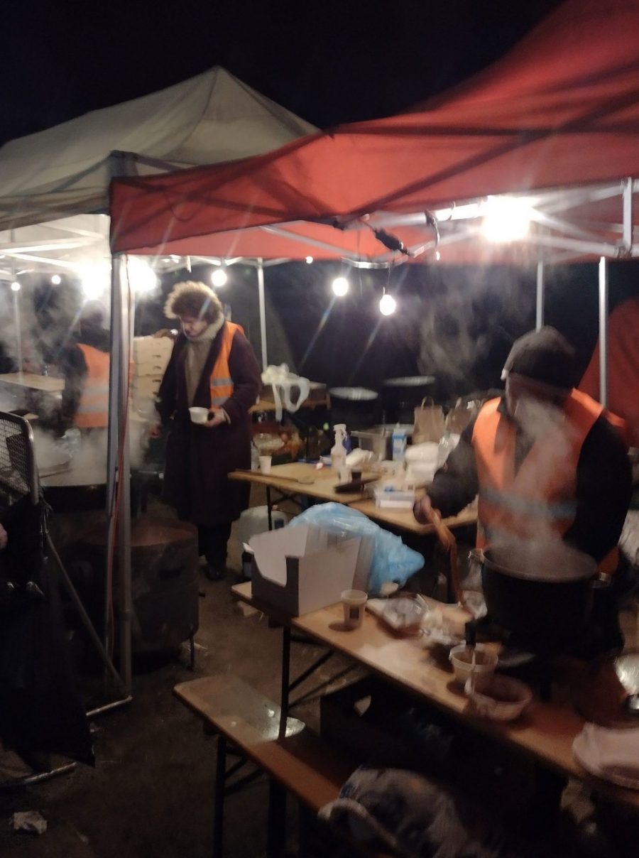 Helfer bereiten an der ukrainisch-slowenischen Grenze Mahlzeiten für die Flüchtlinge zu Foto: Steffen Beckmann 