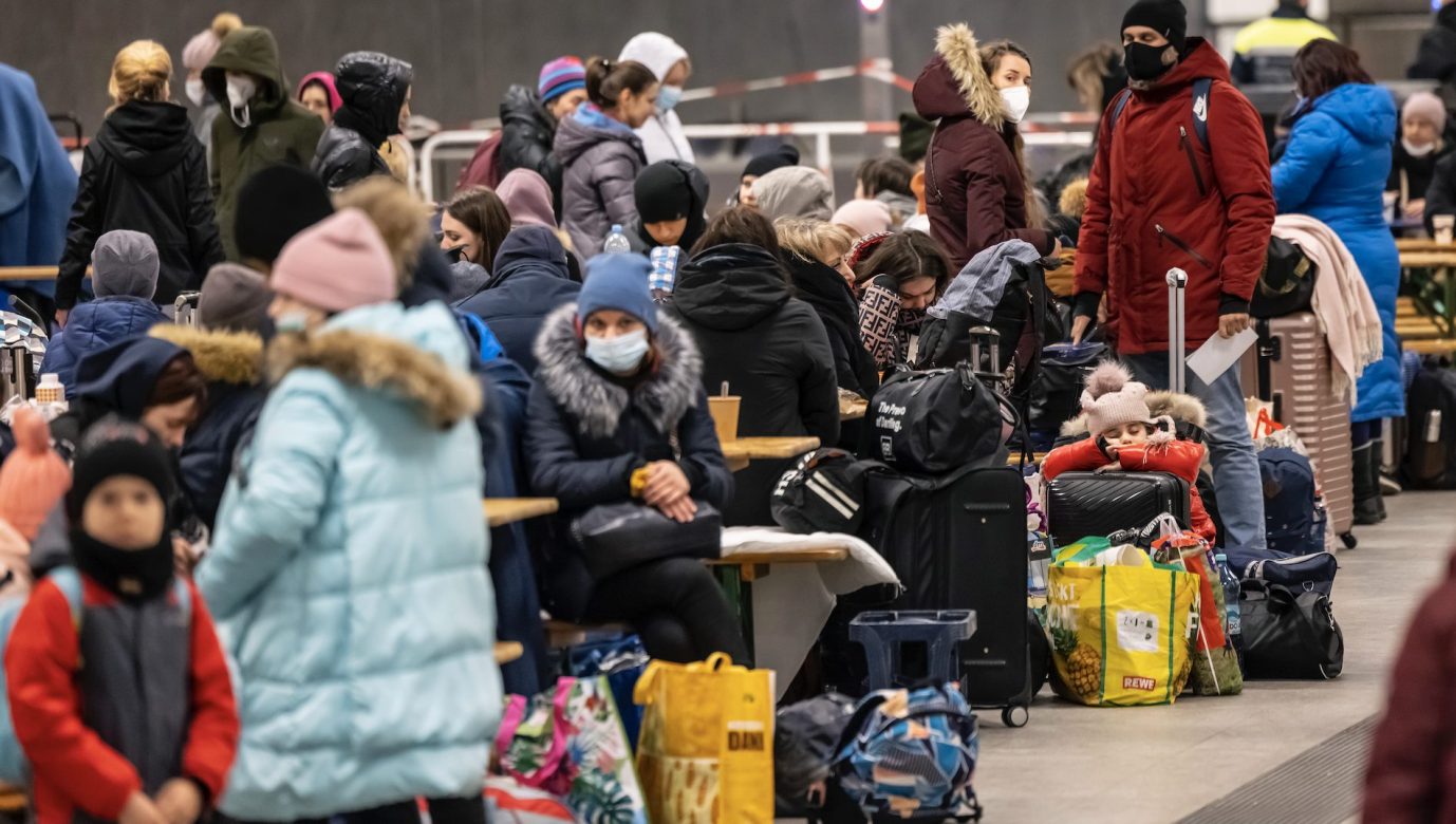 Flüchtlinge aus der Ukraine warten am Berliner Hauptbahnhof auf ihre Versorgung Foto: picture alliance/dpa | Michael Hanschke