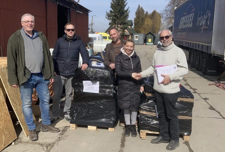 Klaus Samhaber (r.) übergibt Hilfsgüter an eine Ukrainerin Foto: Privat 