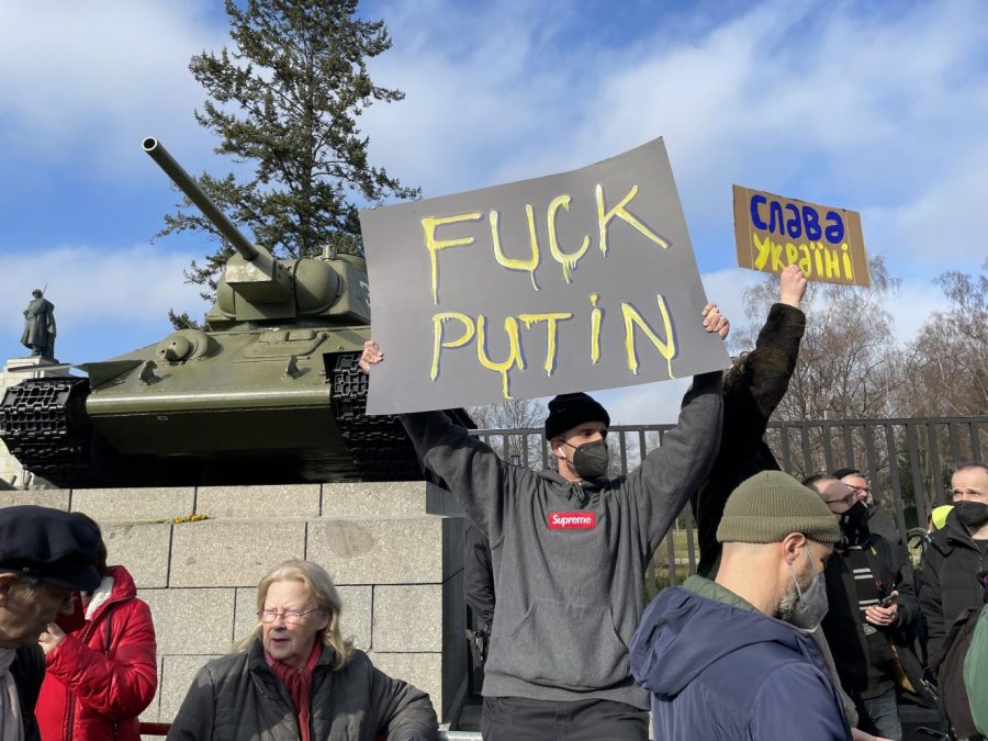 Anti-Putin-Protest vor dem russischen Ehrenmal 