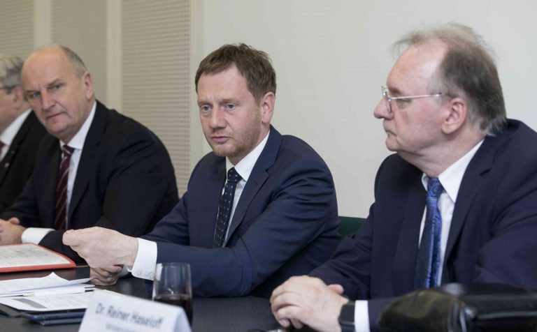 Die Ministerpräsidenten aus Sachsen, Sachsen-Anhalt und Brandenburg stellen den vorzeitigen Kohleausstieg in Frage Foto: picture alliance/dpa | Thierry Monasse