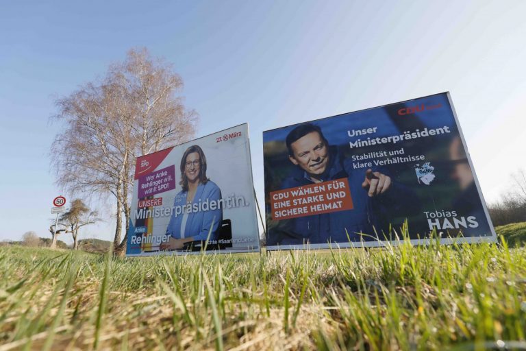 Nach der Landtagswahl im Saarland ordnet die Bundespolitik das Ergebnis ein Während die SPD jubelt, versuchen sich CDU, Linkspartei, Grüne und FDP in Schadensbegrenzung (Symbolbild) Foto: picture alliance / EPA | RONALD WITTECK