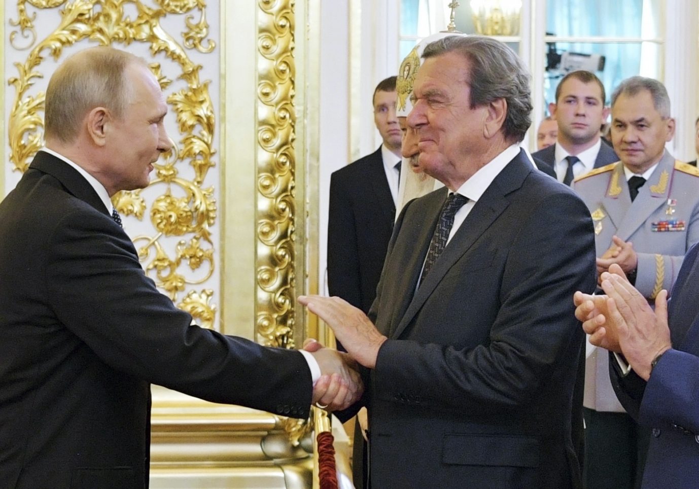 Altkanzler Gerhard Schröder (SPD) schüttelt Rußlands Präsidenten Wladimir Putin bei der Zeremonie zu dessen nach Wiederwahl 2018 die Hand (Archivbild) Foto: picture alliance/AP Photo | Alexei Druzhinin