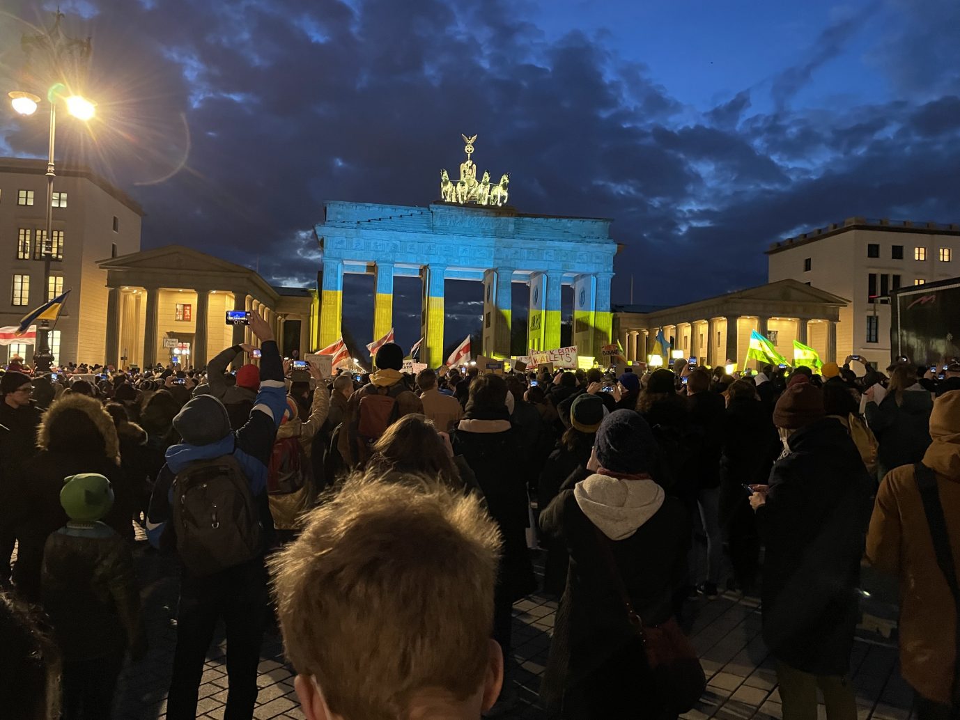 Das Brandenburger Tor in den ukrainischen Farben