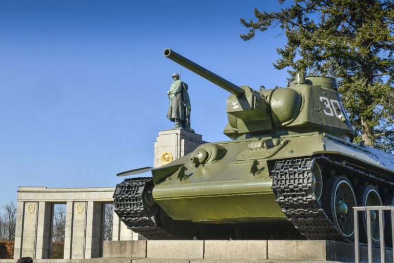Das Sowjetische Ehrenmal auf der Straße des 17. Juni im Berliner Stadtteil Tiergarten: Teil des Denkmals sind zwei T34-Panzer