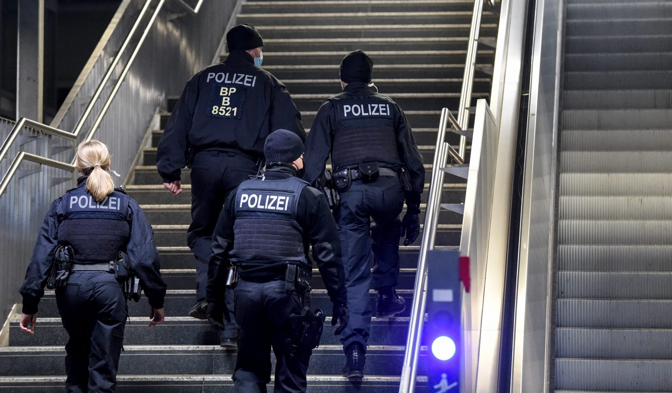 Polizisten am Bahnhof Ostkreuz (Symbolbild): Iraker bereits polizeibekannt Foto: picture alliance/dpa/dpa-Zentralbild | Kira Hofmann