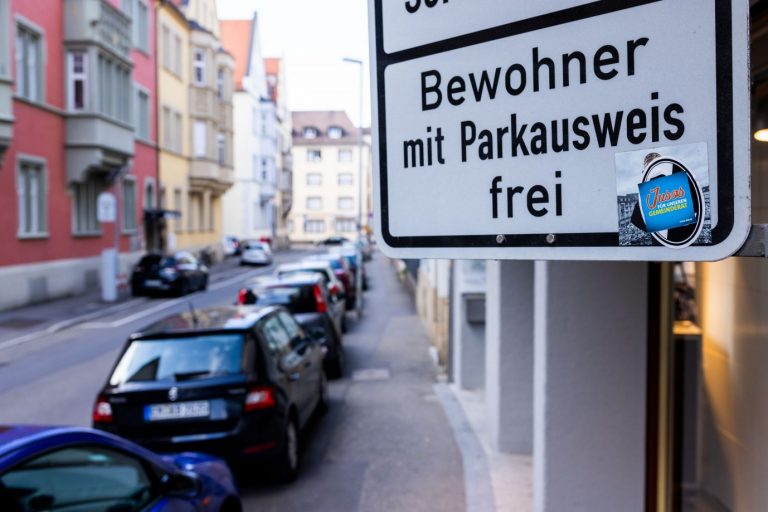 Anwohnerparken: Bundesländer und Städte bremsten mit ihrer Weigerung, mehr Geld zu verlangen, die Mobilitätswende aus, kritisiert die Deutsche Umwelthilfe