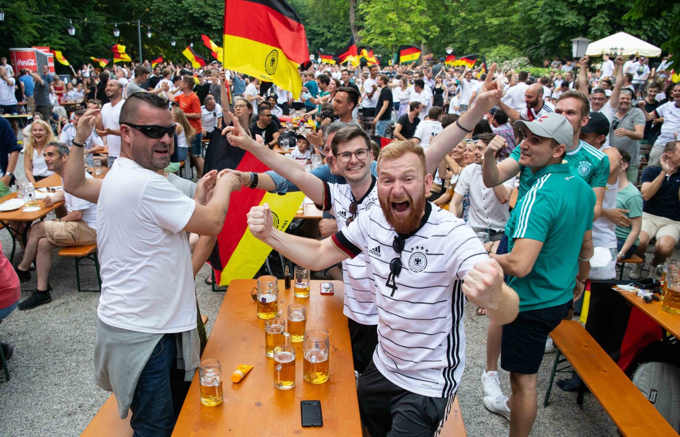 Gute Stimmung in einem bayerischen Biergarten während der Fußball-Europameisterschaft im vergangenen Jahr