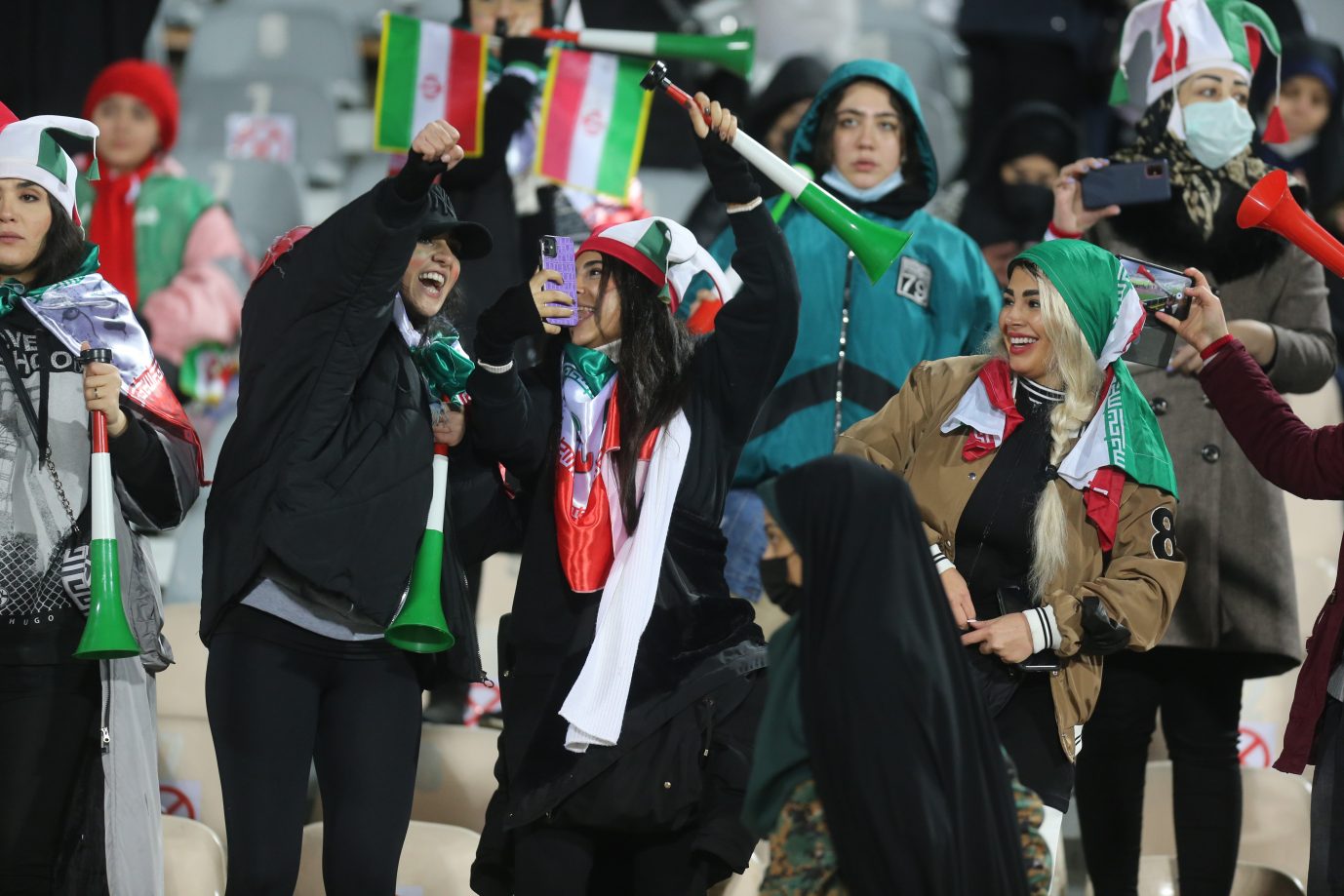 Ein Bild mit Seltenheitswert: Iranerinnen jubeln im Fußballstadion Foto: picture alliance / EPA | STRINGER