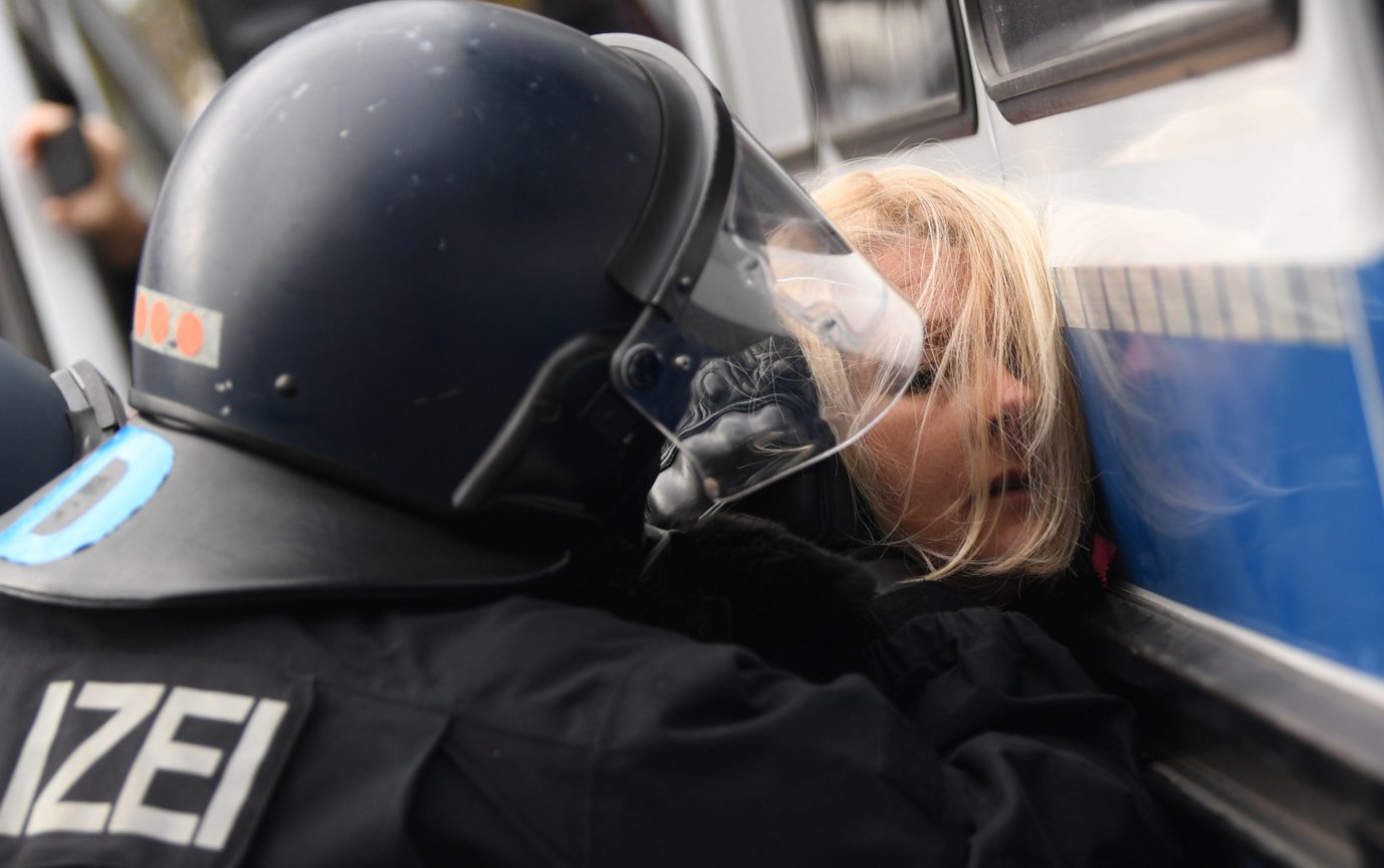 Ein Polizist drückt eine Frau bei einer Corona-Demonstration im November 2020 gegen ein Fahrzeug