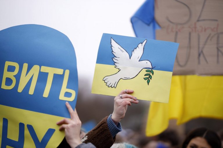 Demonstration gegen den Krieg in der Ukraine: das Dilemma des Pazifismus Foto: picture alliance / Geisler-Fotopress | Sebastian Gabsch/Geisler-Fotopre
