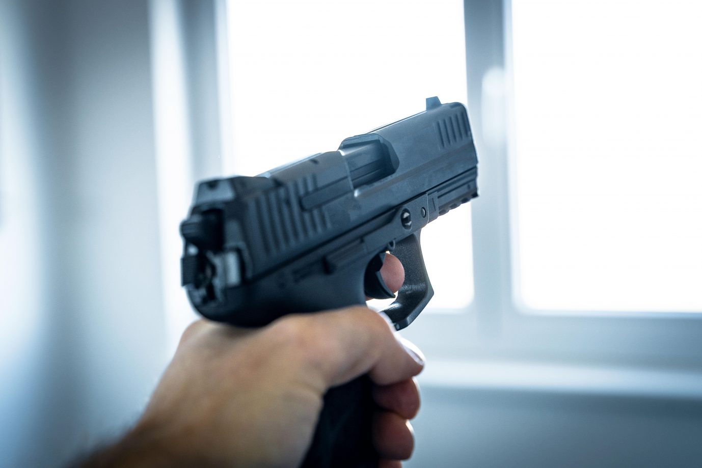 Polizist mit Waffe (Symbol): Ermittlungen eingestellt Foto: picture alliance / CHROMORANGE | Michael Bihlmayer
