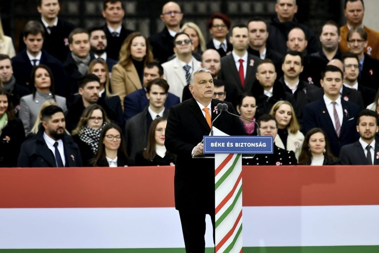 Ungarns Ministerpräsident Viktor Orbán spricht zu seinen Anhängern Foto: picture alliance / ASSOCIATED PRESS | Anna Szilagyi