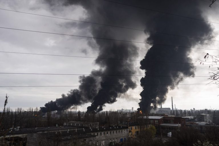 Ukraine-Krieg: Nach dem Beschuß lodern Brände in Odessa Foto: picture alliance / ASSOCIATED PRESS | Petros Giannakouris