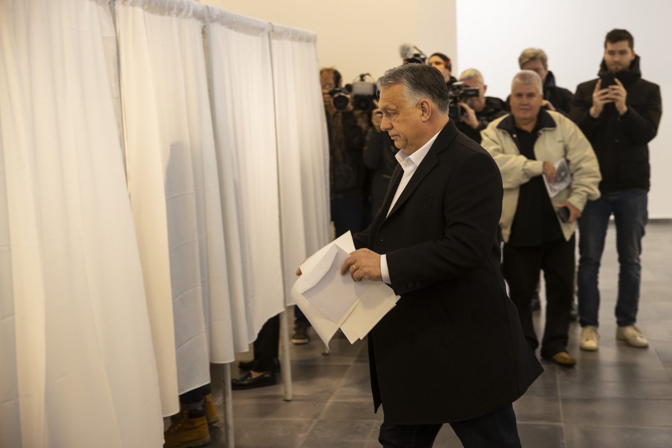 Orbán bei der Stimmabgabe: Erfolgreiche Inszenierung als Partei des Friedens Foto: picture alliance / AA | Arpad Kurucz