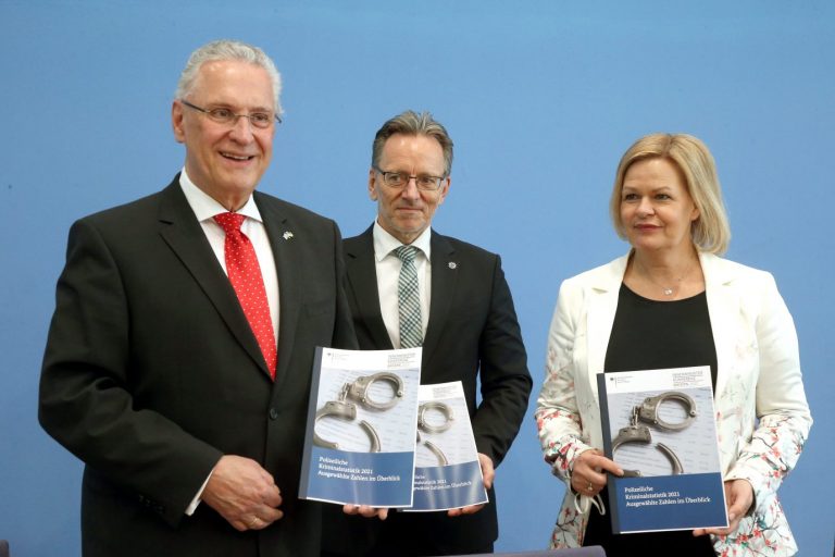 V.l.n.r: Bayerns Innenminister Joachim Herrmann (CSU), Holger Münch, Präsident des Bundeskriminalamtes, und Bundesinnenministerin Faeser (SPD) Foto: picture alliance/dpa | Wolfgang Kumm