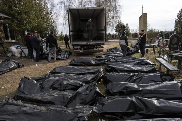 Helfer transportieren die Leichen des Massakers von Butscha ab: Rußland isoliert sich durch solche Taten weiter Foto: picture alliance / ASSOCIATED PRESS | Rodrigo Abd