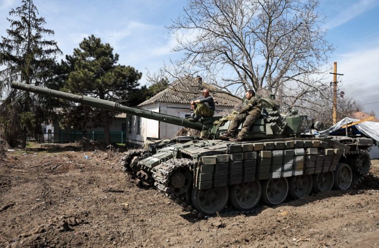 Russische Soldaten warten in Mariupol auf ihren Einsatz Foto: picture alliance/dpa/TASS | Sergei Bobylev