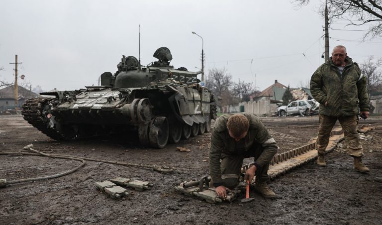 Russische Soldaten reparieren einen Panzer in Mariupol Foto: picture alliance/dpa/TASS | Sergei Bobylev