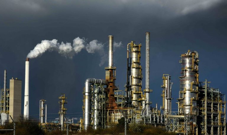 Raffinierie in Leuna: Die radikalen Klimaschützer der Gruppe „Aufstand der letzten Generation“ fürchten, daß Gas, Öl und Kohle die Gesellschaft zerstören werden