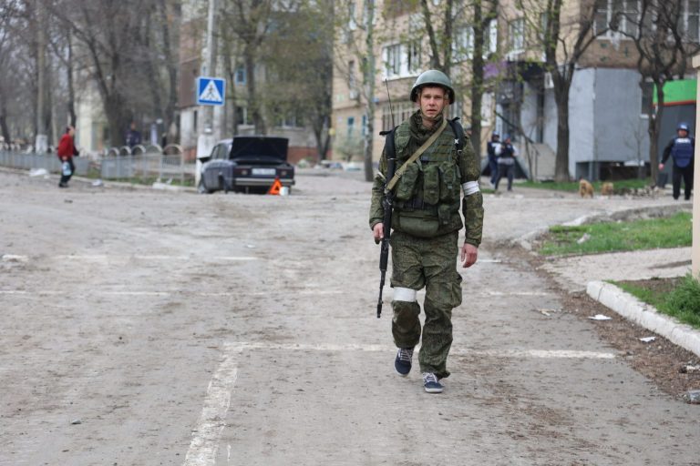 Russischer Soldat in Mariupol: Die umkämpfte ukrainische Stadt soll nun unter russischer Kontrolle sein