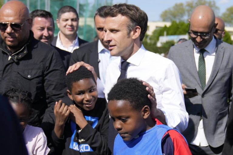 Macron tätschelt zwei Jungen in Frankreich
