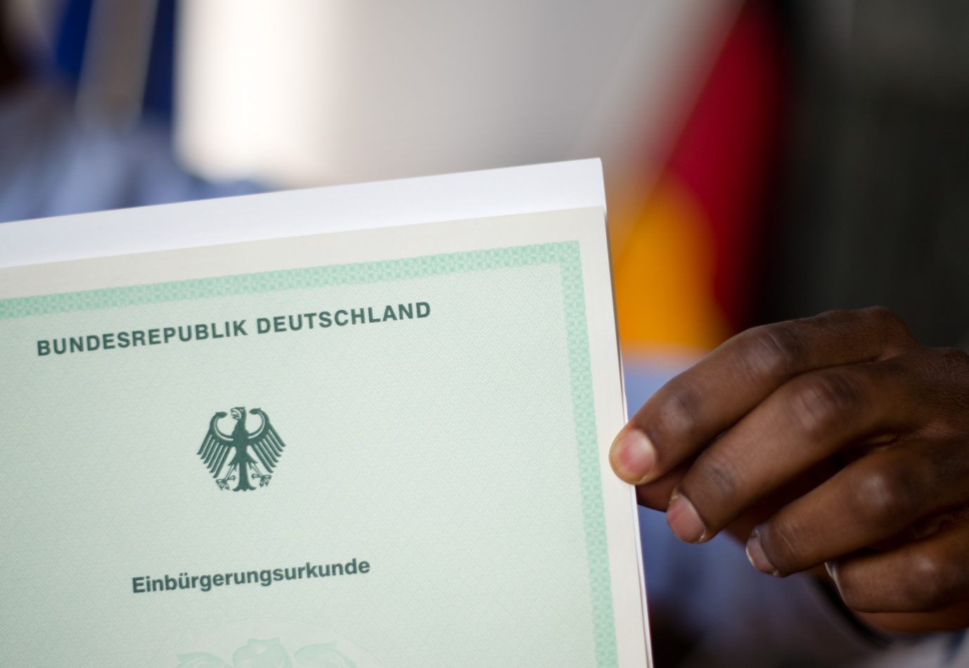 Einbürgerung eines Afrikaners: Im Einzelfall kann die Identität von Migranten mittels Unterlagen von Familienangehörigen geklärt werden