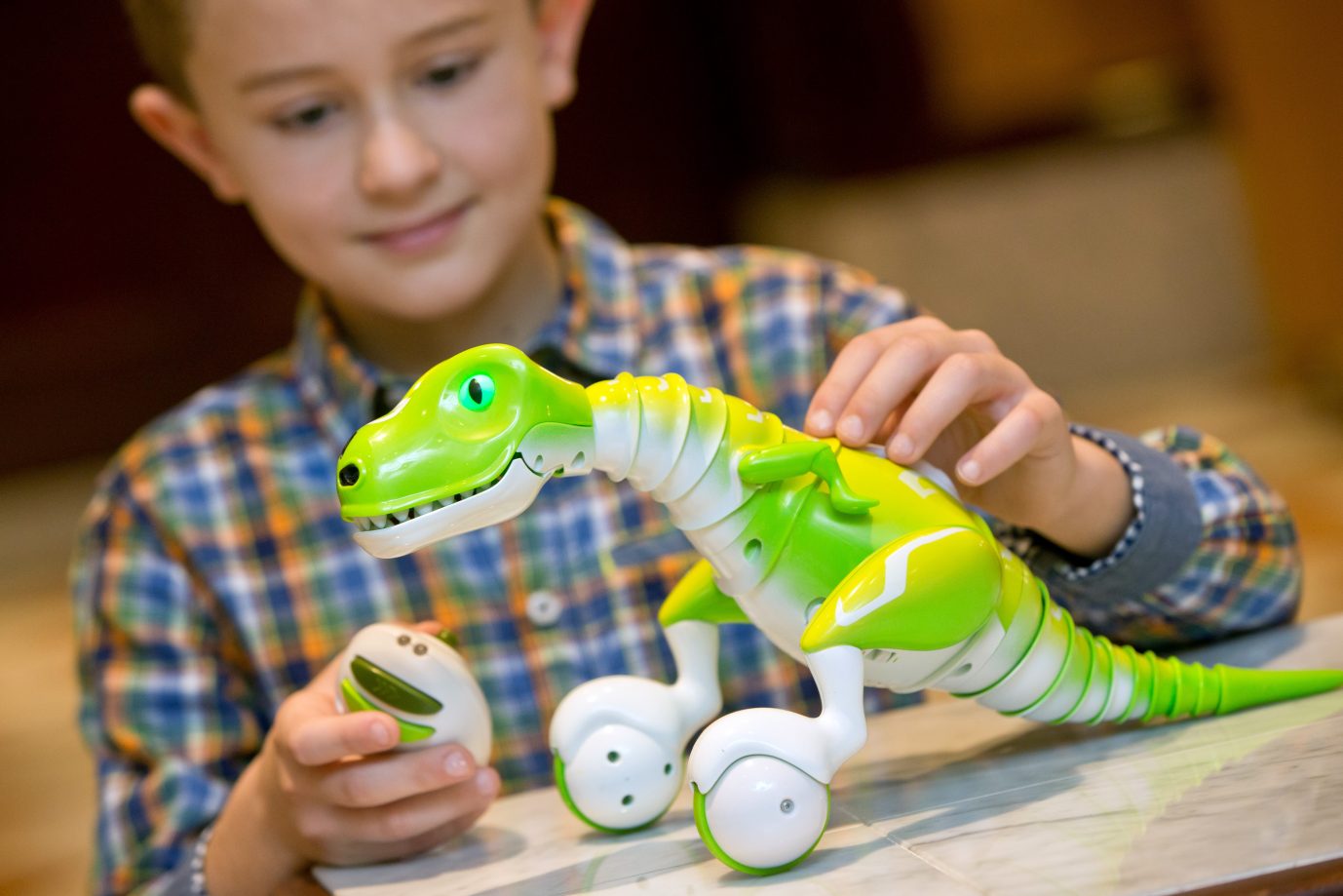 Junge spielt mit Dinosaurier: Spaniens Regierung setzt beim Spielzeug auf ein stereotypenfreies Geschlechterbild