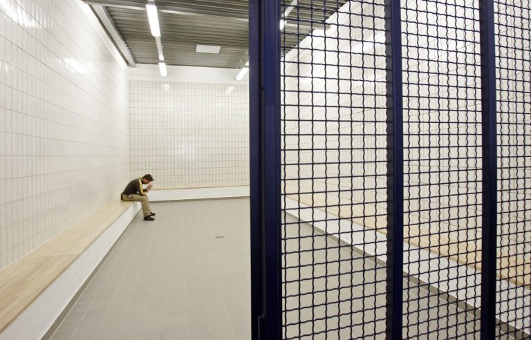 Mann in einer Gefangenensammelstelle in Hamburg