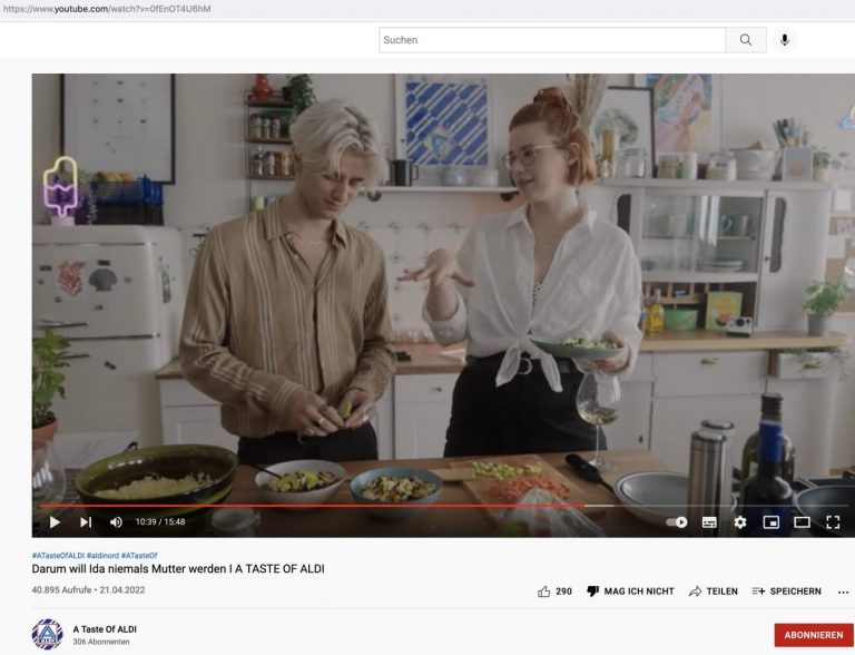 Moderator Theo und Feministin Ida kochen in einem Video des Discounters Aldi gemeinsam eine vegane Tofu-Bowl