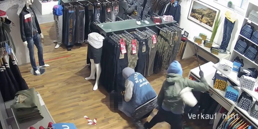 Enthemmte Kriminelle: Frau wird verletzt Foto: Überwachungskamera/Screenshot JF