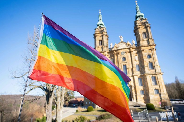 Regenbogenflagge vor der Wallfahrtskirche in Bad Staffelstein (Symbolbild) Foto: picture alliance/dpa | Nicolas Armer