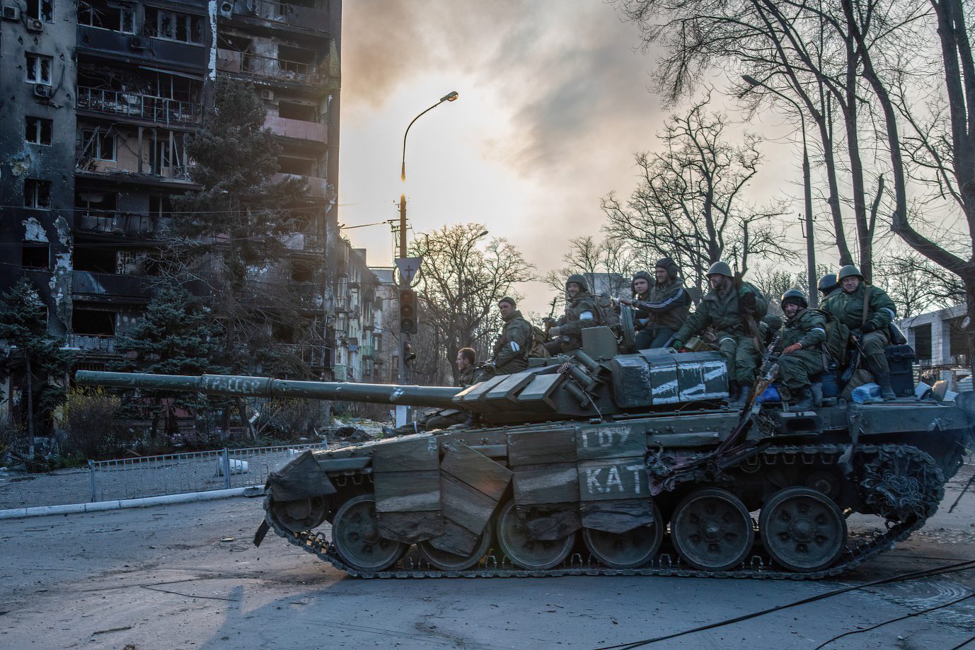 Russischer Panzer in umkämpften Mariupol