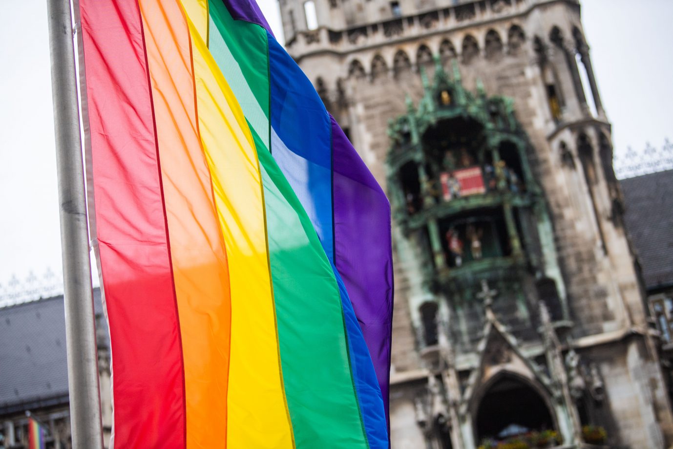 Regenbogenflagge vorm Münchner Rathaus: Die Stadt sucht einen LGBTQ-Koordinator für KITAs Foto: picture alliance/dpa | Lino Mirgeler