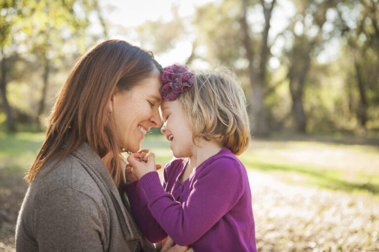 Eine Mutter genießt die gemeinsame Zeit mit ihrer Tochter: Familie macht laut einer Umfrage glücklich