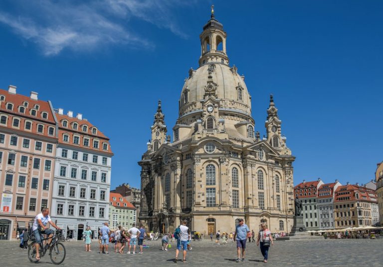 Die Dresdner Frauenkirche: Nach Berechnungen der Energieagentur SAENA könnten 1022 Quadratmeter der Frauenkirche als Solar-Kraftwerk genutzt werden