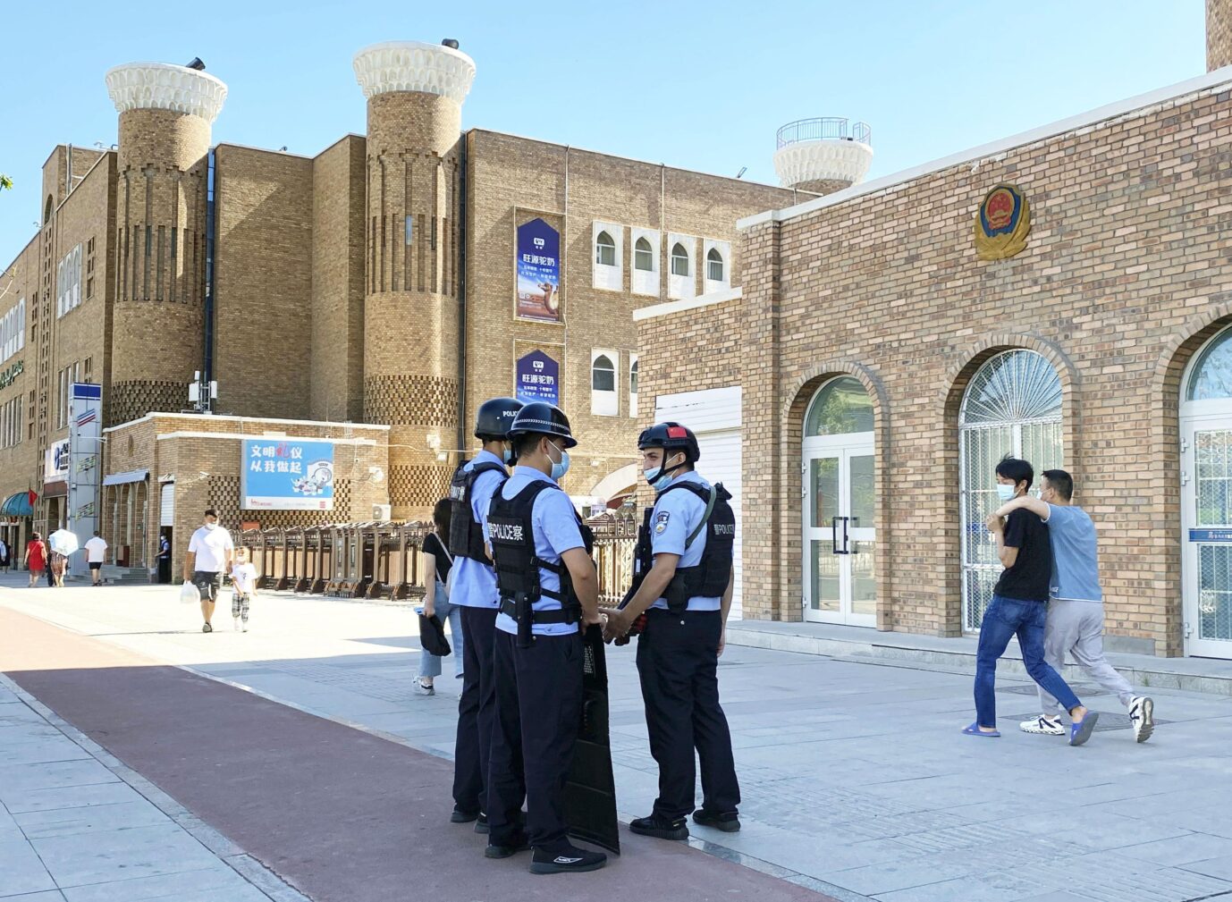 Polizisten auf Streife in der Provinz Xinjiang, wo Peking gegen die Uiguren vorgeht (Archivbild) Foto: picture alliance / Kyodo | -