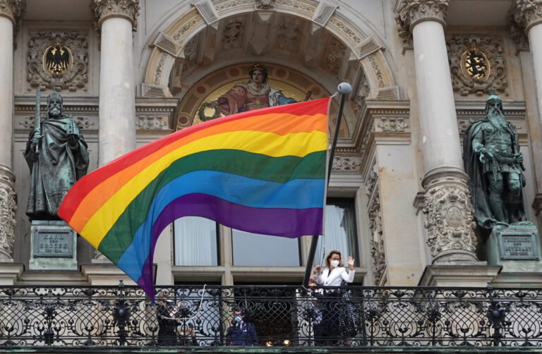 Regenbogenflagge am Rathausbalkon in Hamburg: Vielfalt ist mittlerweile Teil der Staatsdoktrin