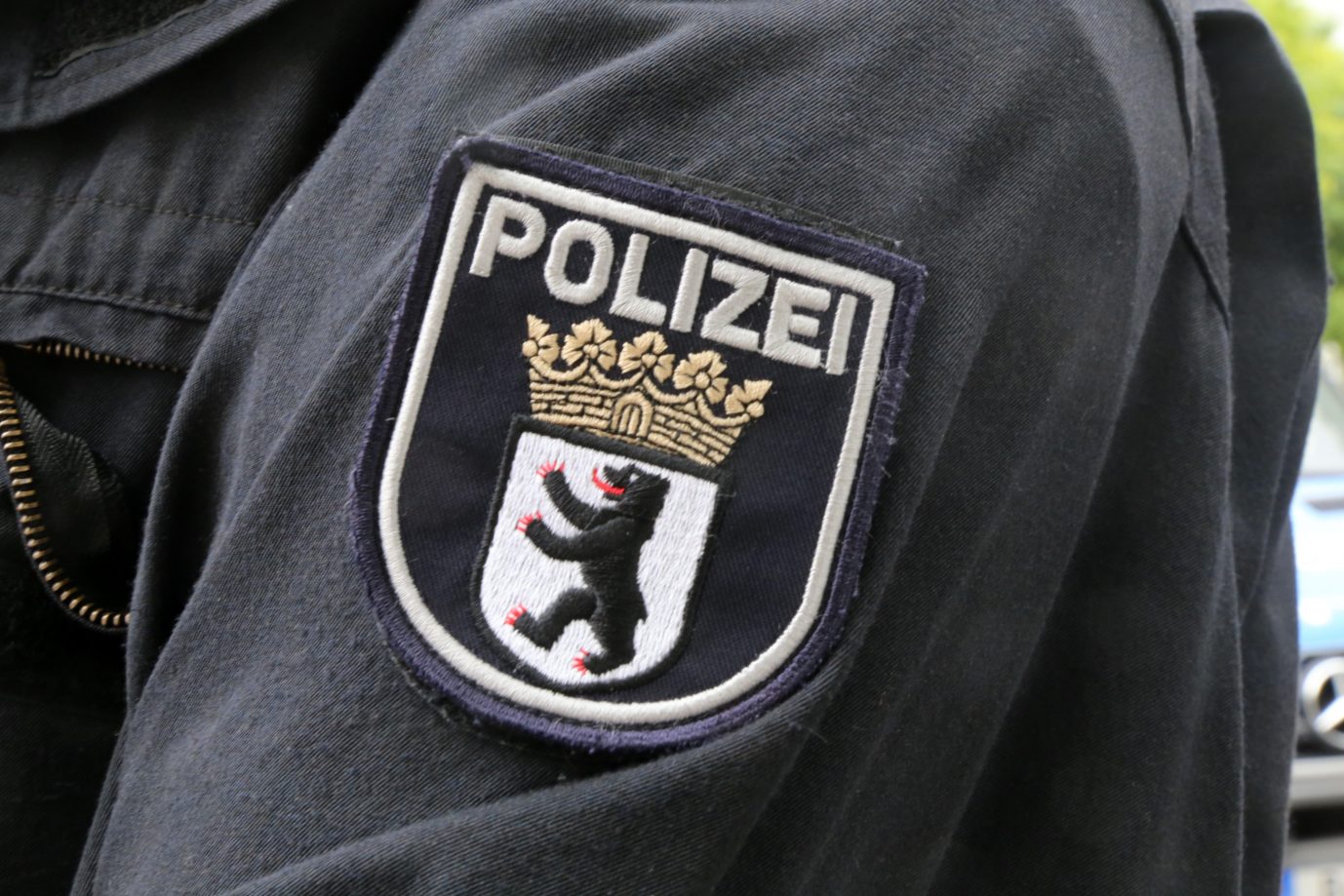 Berliner Polizist (Symbol): Keine Hinweise durch Zeugen Foto: picture alliance / CHROMORANGE | Udo Herrmann