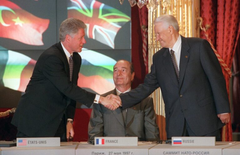 27. Mai 1997: US-Präsident Bill Clinton (l.) und Rußlands Präsident Boris Jelzin (r.) reichen sich die Hände nach Unterzeichnung der Nato-Rußland-Grundakte Foto: picture-alliance / dpa | AFP Frazza