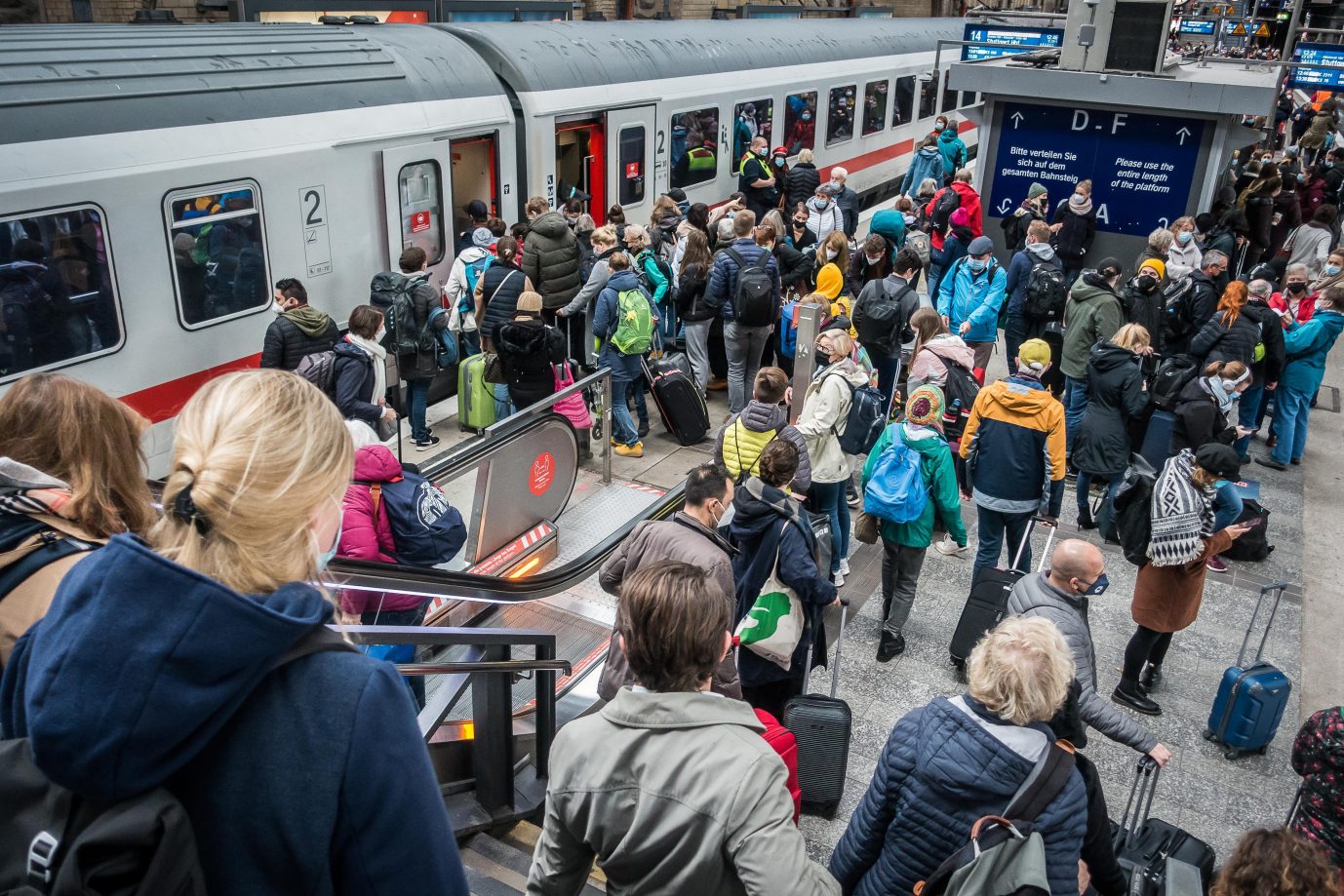 Menschenmassen am Hamburger Hauptbahnhof: Im Sommer könnte eine weitere Überlastung drohen