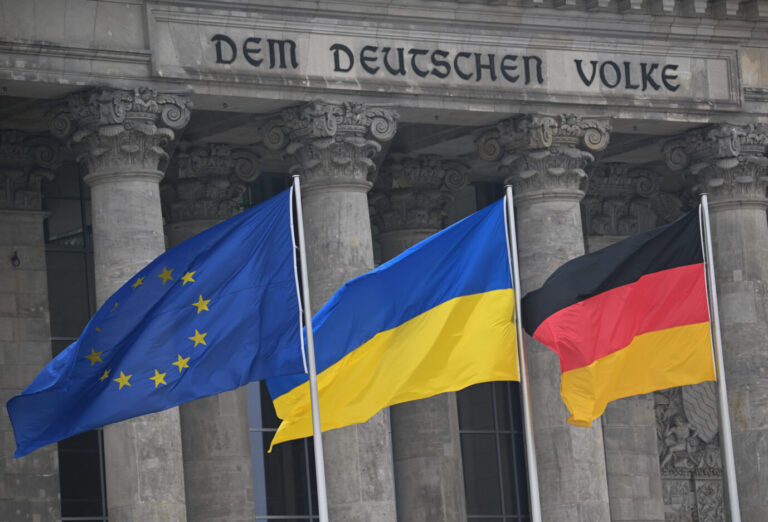 Flaggen vor dem Reichstag: Deutsche Politiker sprechen plötzlich wieder auffällig oft vom „deutschen Volk“, sogar der „Nation“, wenigstens wenn es Solidarität mit der ukrainischen Nation zu zeigen gilt